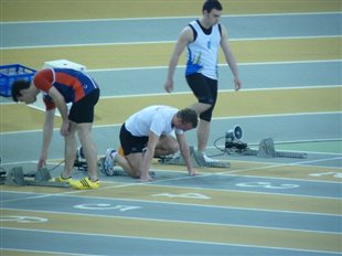 Emmanuel Fabas au départ du 60m des Championnats de France Jeunes en salle 2010 à Aubière