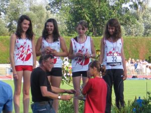 Les Minimes Filles du TSA sur le podium du relais 8-2-2-8 des Pointes d'Or 2010 à Saint-Florentin