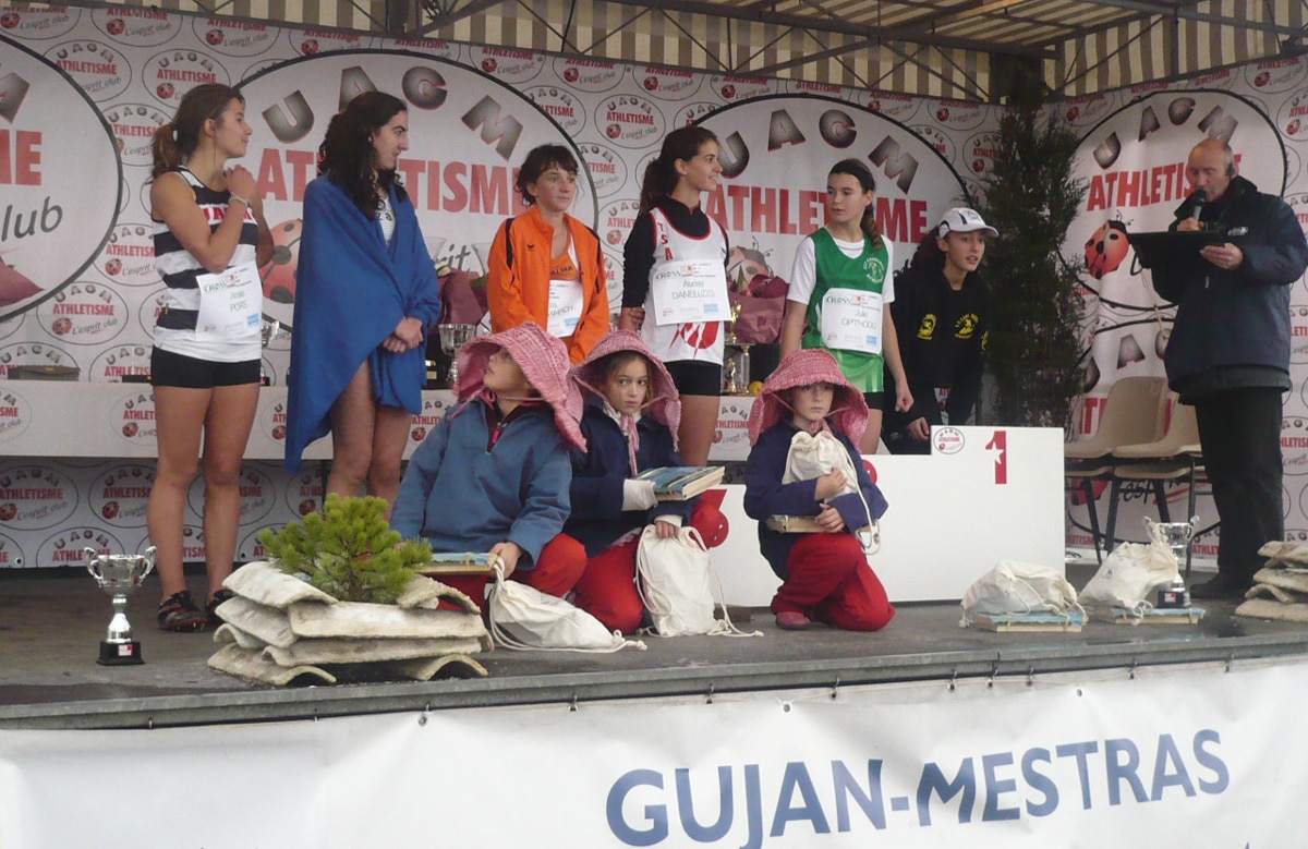 Audrey Daneluzzo sur le podium des minimes filles au cross de Gujan-Mestras 2010