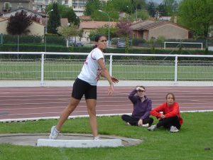 Clémence Riolet lançant le poids au match interdépartemental BE-MI 2011 à Castres