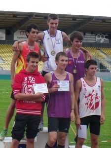 Thomas Loubat-Molinier et Valentin Carlier sur le podium Minimes de la finale régionale des Pointes d'Or 2011 à Albi