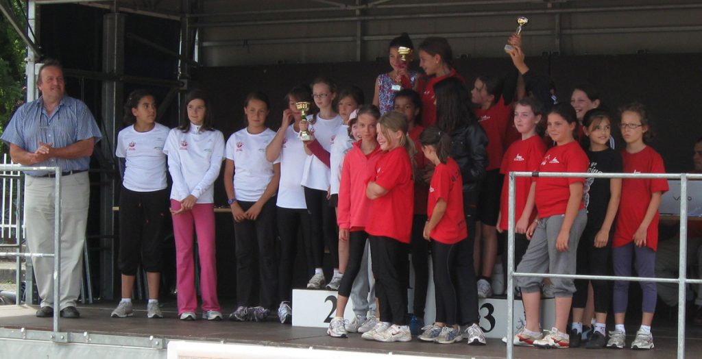 Les poussines du Castres Athlétisme sur le podium des interclubs poussins 2011 à Carmaux