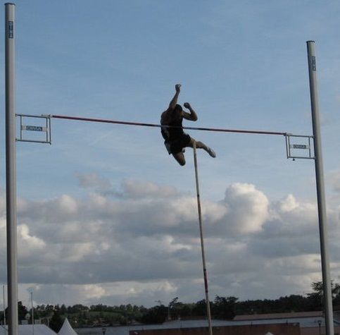 Régis Couzinier franchit la barre des 5m00 au saut à la perche au Meeting Music Jump 2011 à Albi