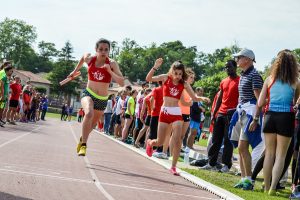 Emma Jougla passe le relais à Alexia Vaissette sur 4x400m à la finale des interclubs 2015 à Castres