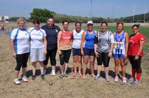 Sandrine Gardes avec le groupe des lanceuses de marteau vétérans aux Championnats du Monde Masters 2015 à Lyon