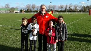 Francis Boueilh accompagnant 4 jeunes athlètes du Castres Athlétisme au cross du Pastel 2016 à Lavaur