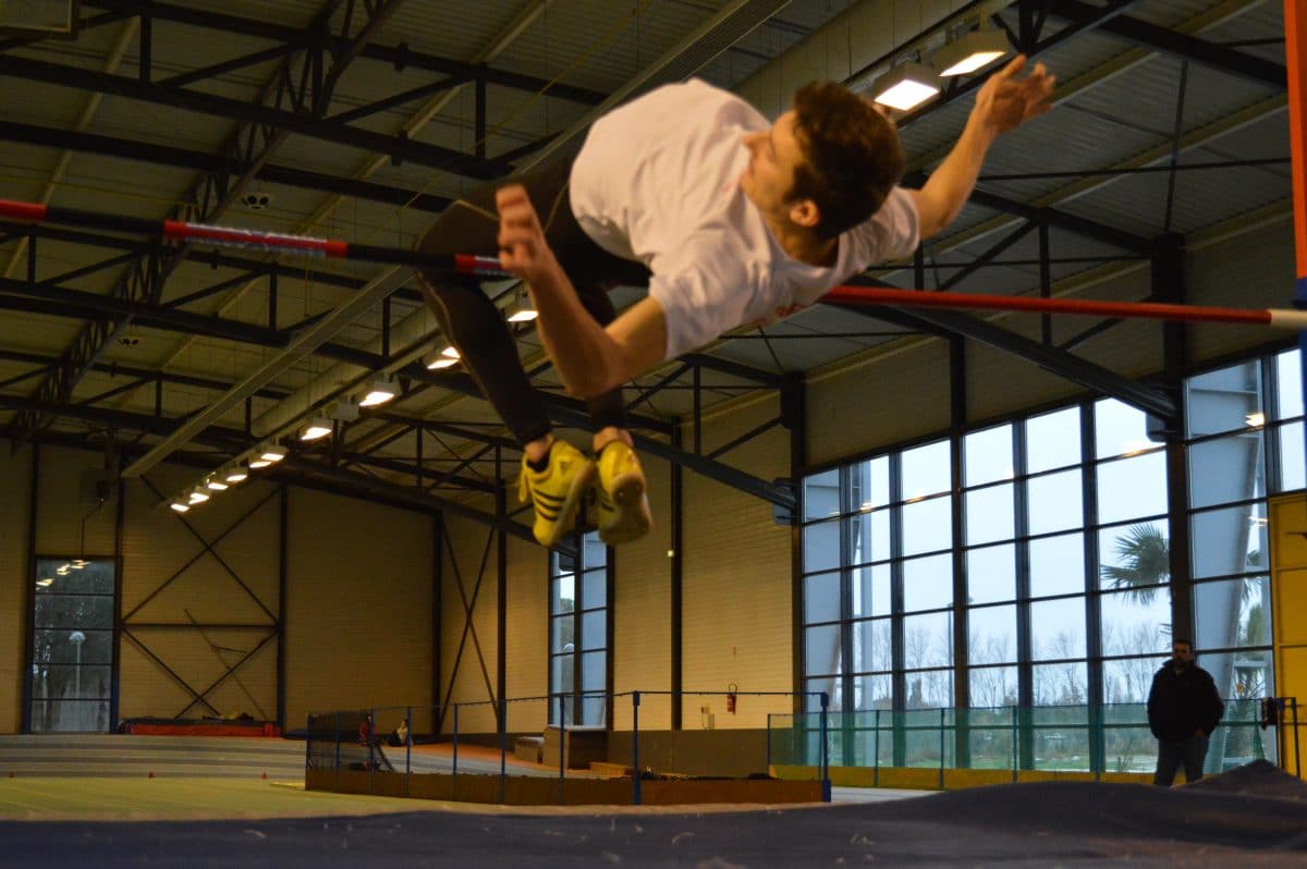 Eddy Rocchi au saut en hauteur aux Championnats d'Occitanie Espoirs-Elites en salle 2017 à Bompas