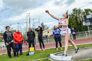 Ludivine Ruffel lance le poids au 1er tour des interclubs 2016 à Castres