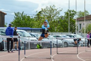 Sarah Teysseyre à l'échauffement du 400m haies au 1er tour des interclubs 2016 à Castres