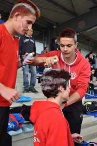 Fanny se fait maquiller par Jean-Baptiste et Vincent au 1er tour des interclubs 2017 à Castres