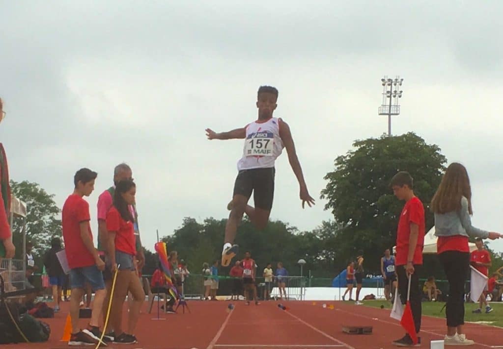 Baptiste Dieudé au saut en longueur lors de la finale nationale des Pointes d'Or 2017 à Angoulême