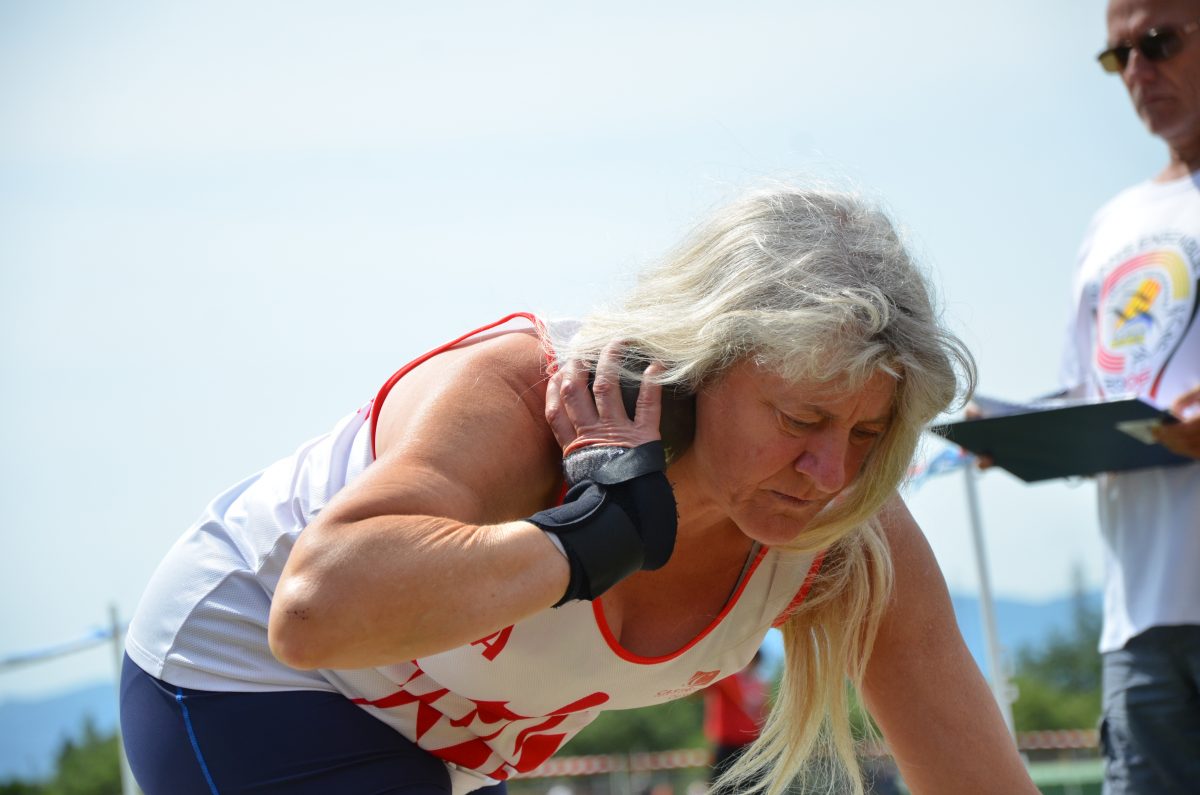 Corinne Ruffel au lancer de poids lors des championnats du secteur centre d'Occitanie sur piste 2017 à Perpignan