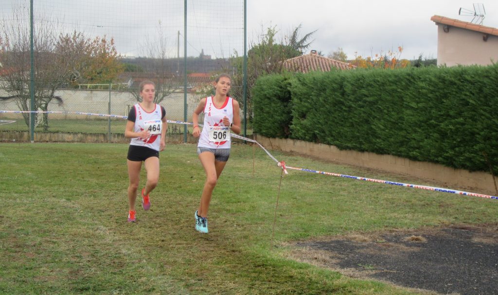 Mathilde Bastoul et Caroline Laroche sur la course cadette du cross Jean Vidal 2017 à Lescure-d'Albigeois