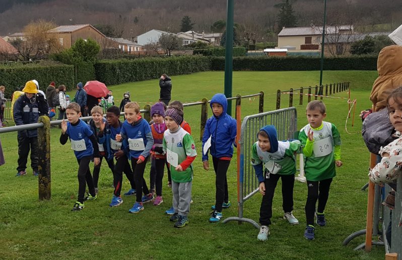 Départ des coureurs du cross de la 3ème journée du Trophée de l'Avenir 2018 à Aussillon