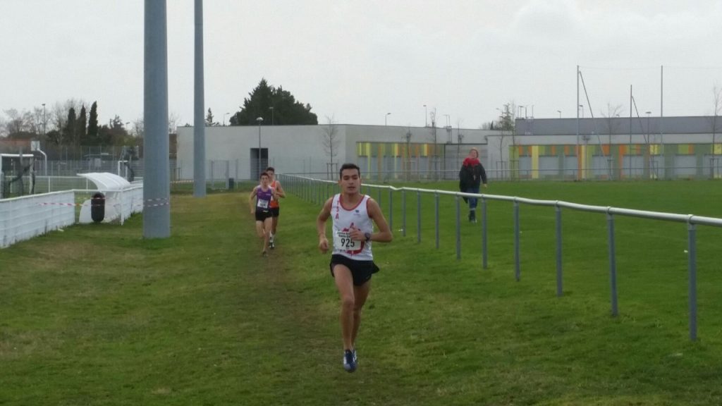 Flavien Szot en tête de la course cadet aux championnats de Haute-Garonne de cross 2018 à Colomiers