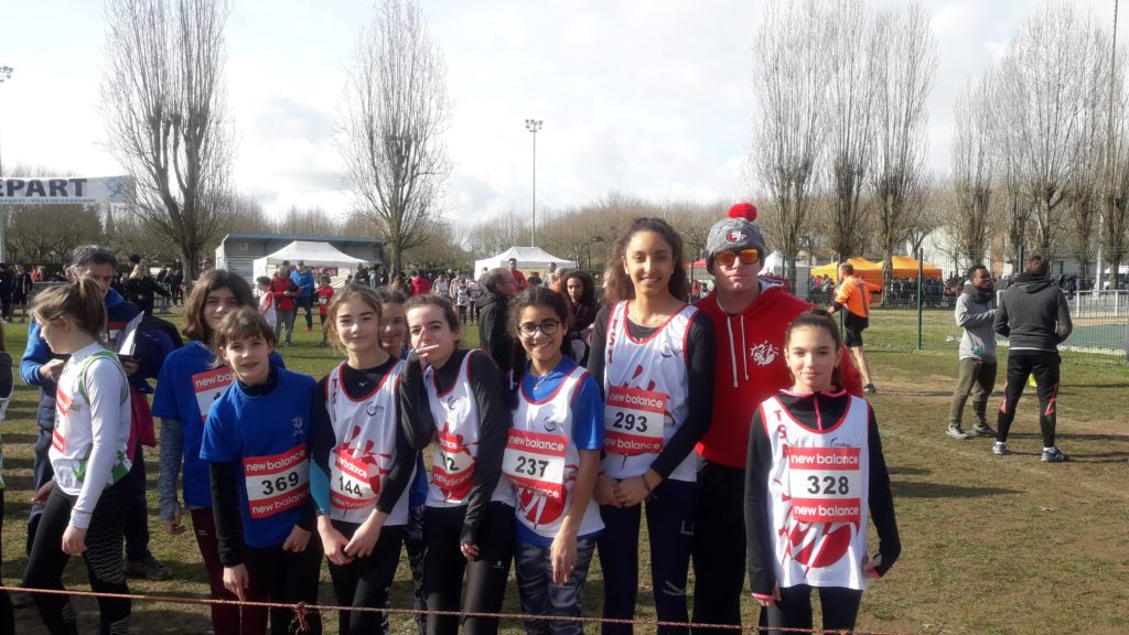 Les benjamines du TSA sur la ligne de départ des championnats du secteur Ouest d'Occitanie de cross 2018 à Caussade