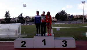 Camille Vicente sur le podium des cadettes au lancer de marteau des championnats d'Occitanie de lancers longs 2018 à Millau