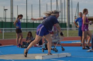 Corinne Ruffel au lancer de poids lors du Meeting Terre d'Envol 2015 à Colomiers