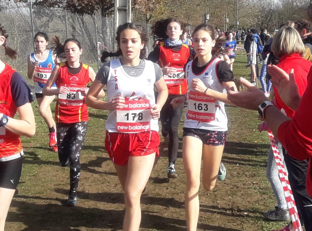 Julie Ferré et Toscane Durand dans la course des minimes aux championnats du secteur Ouest d'Occitanie 2018 à Caussade