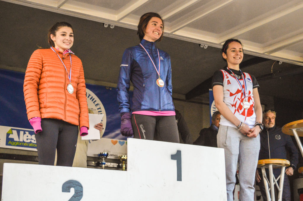 Alexia Vaissette sur le podium des espoirs féminins aux championnats d'Occitanie de cross 2018 à Alès
