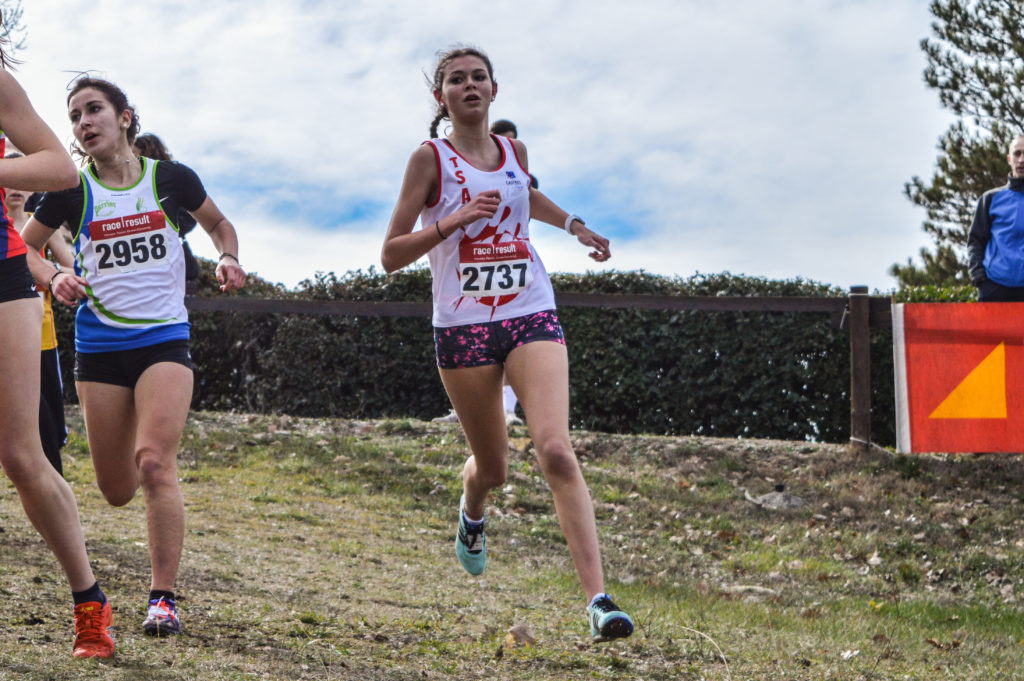 Caroline Laroche sur la course des cadettes aux championnats d'Occitanie de cross 2018 à Alès