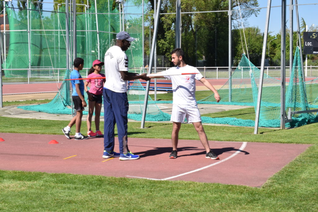 Michaël qui montre les bons gestes à Clément Bouchane au javelot