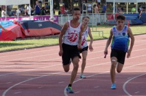 Lilian René transmet le témoin à Corentin Grout au relais 8228 lors de la finale nationale des Pointes d'Or 2018 à Vénissieux