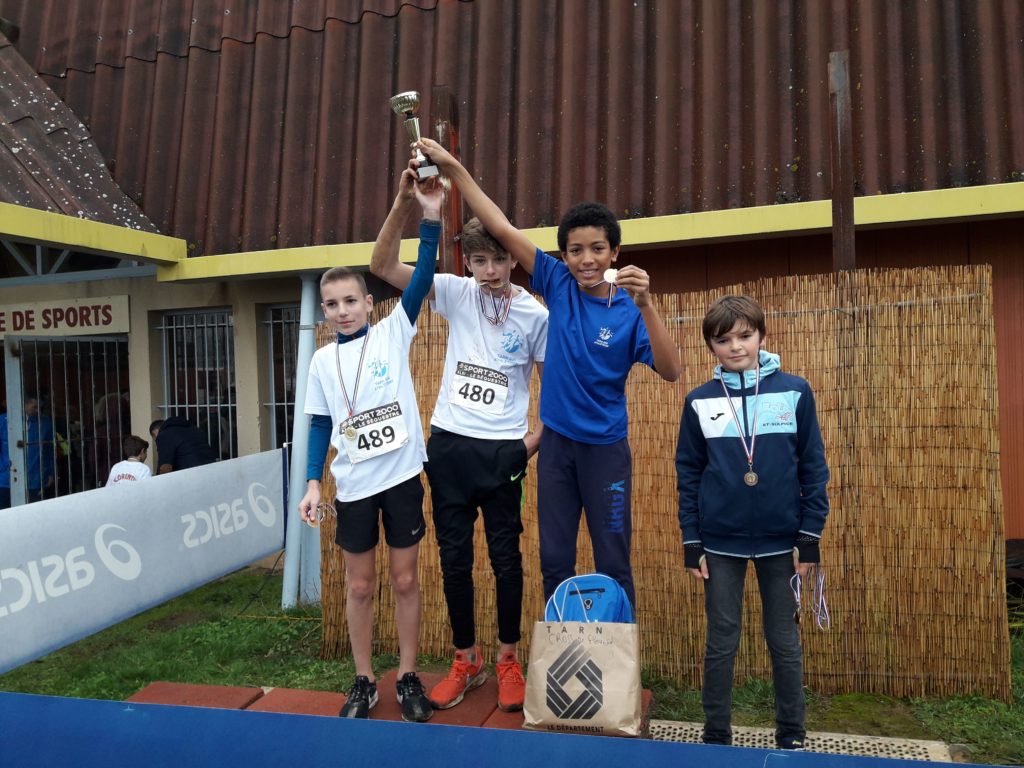 Les benjamins du Castres Athlétisme sur le podium par équipe des championnats du Tarn de cross 2019 à Florentin