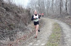 Mathilde Thomas en chasse du trio de tête au quart de finale des championnats de France de cross 2019 à Saint-Girons