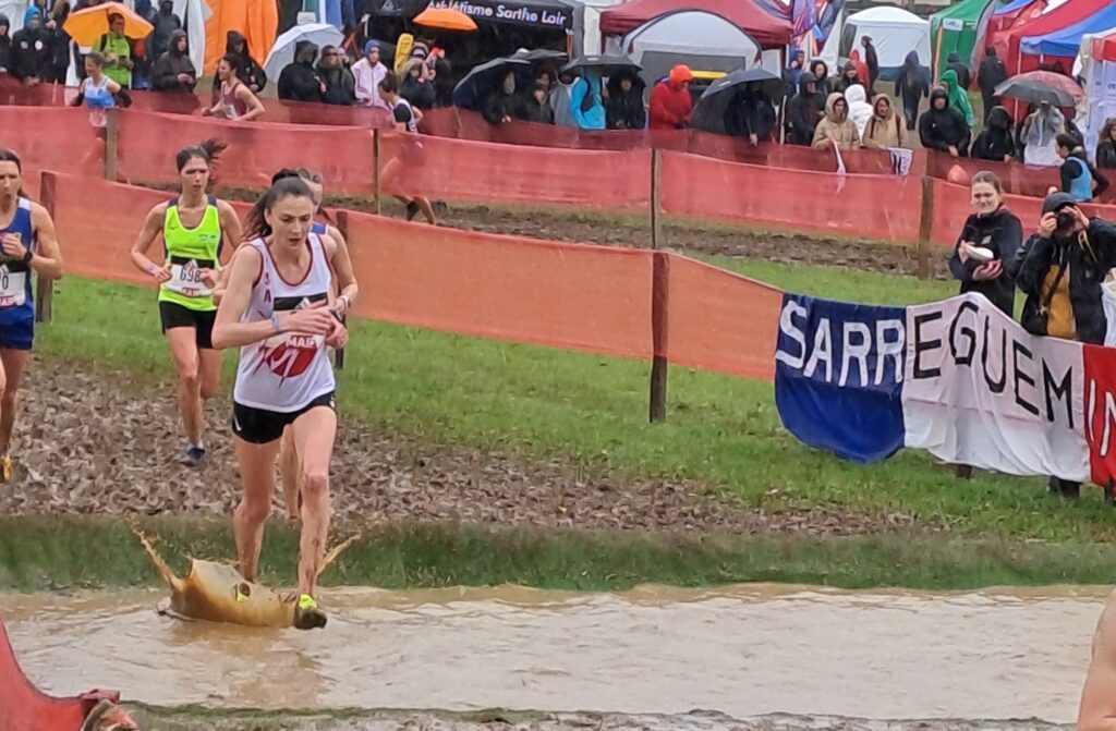 Katia Raoult sur le cross long féminin aux championnats de France de cross 2023 à Carhaix